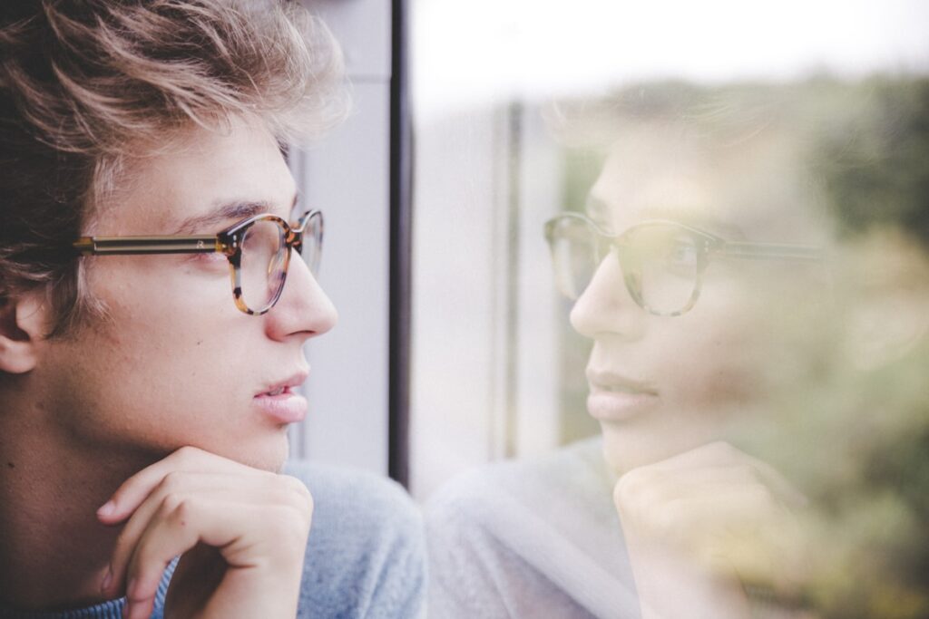 Blurred Thinking persona reflexionando mediante preguntas socráticas