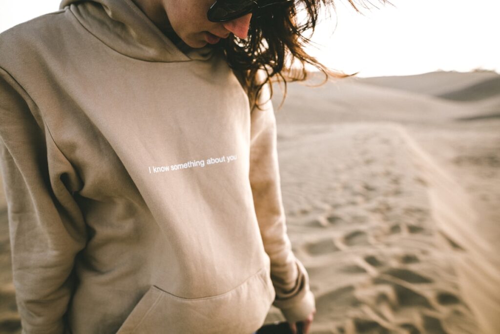 I know something about you mujer con camiseta que induce a preguntas para conocer a alguien