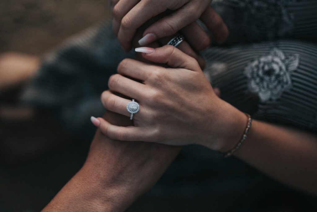 man and woman holding each others hands reacción potencial a un poema de amor