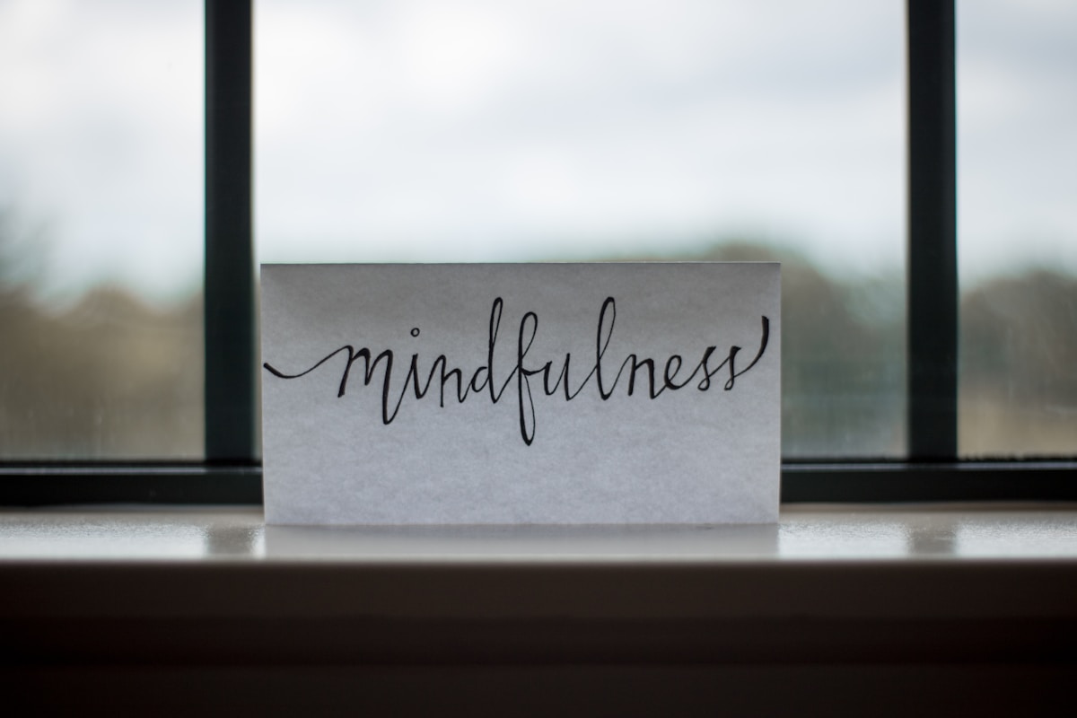 papel con palabra mindfulness