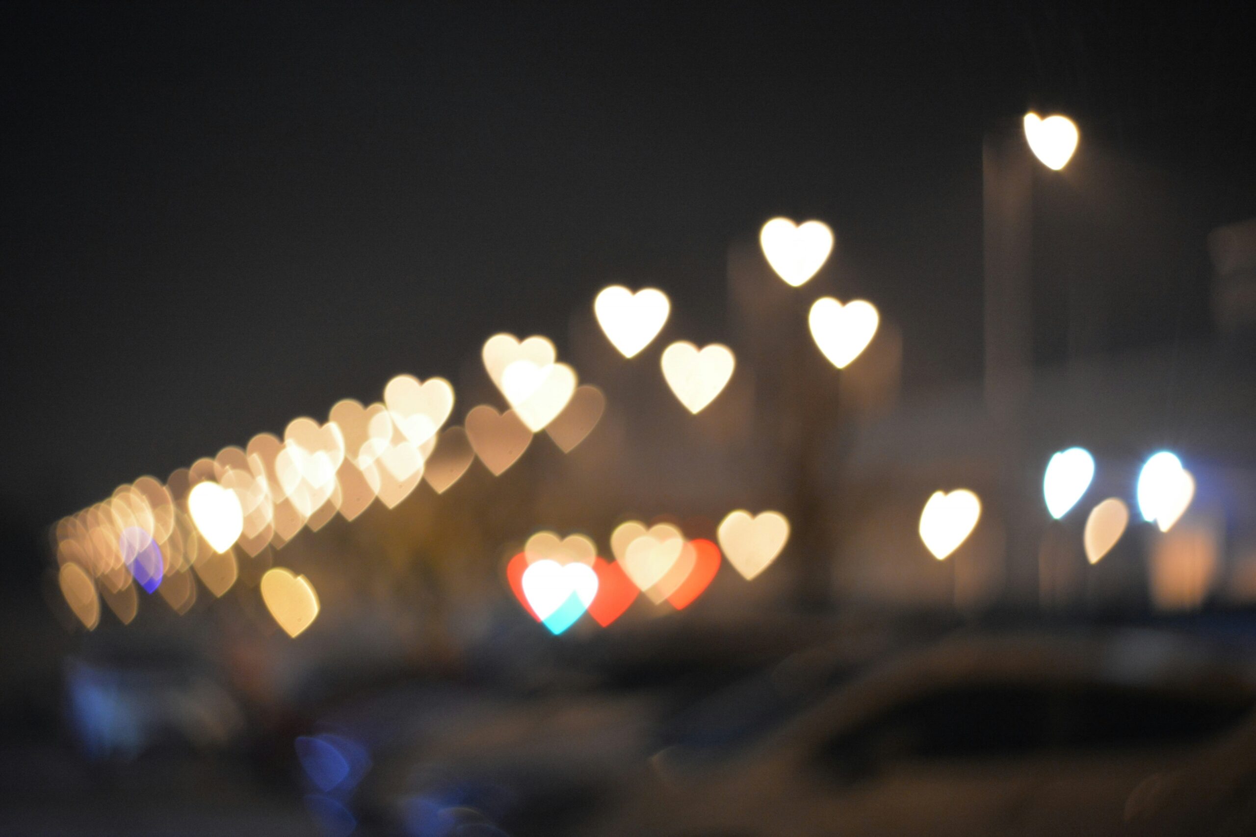 Tiernos mensajes de buenas noches para enamorar a distancia 1 Fondo urbano con efecto bokeh, ideal para tiernos mensajes nocturnos