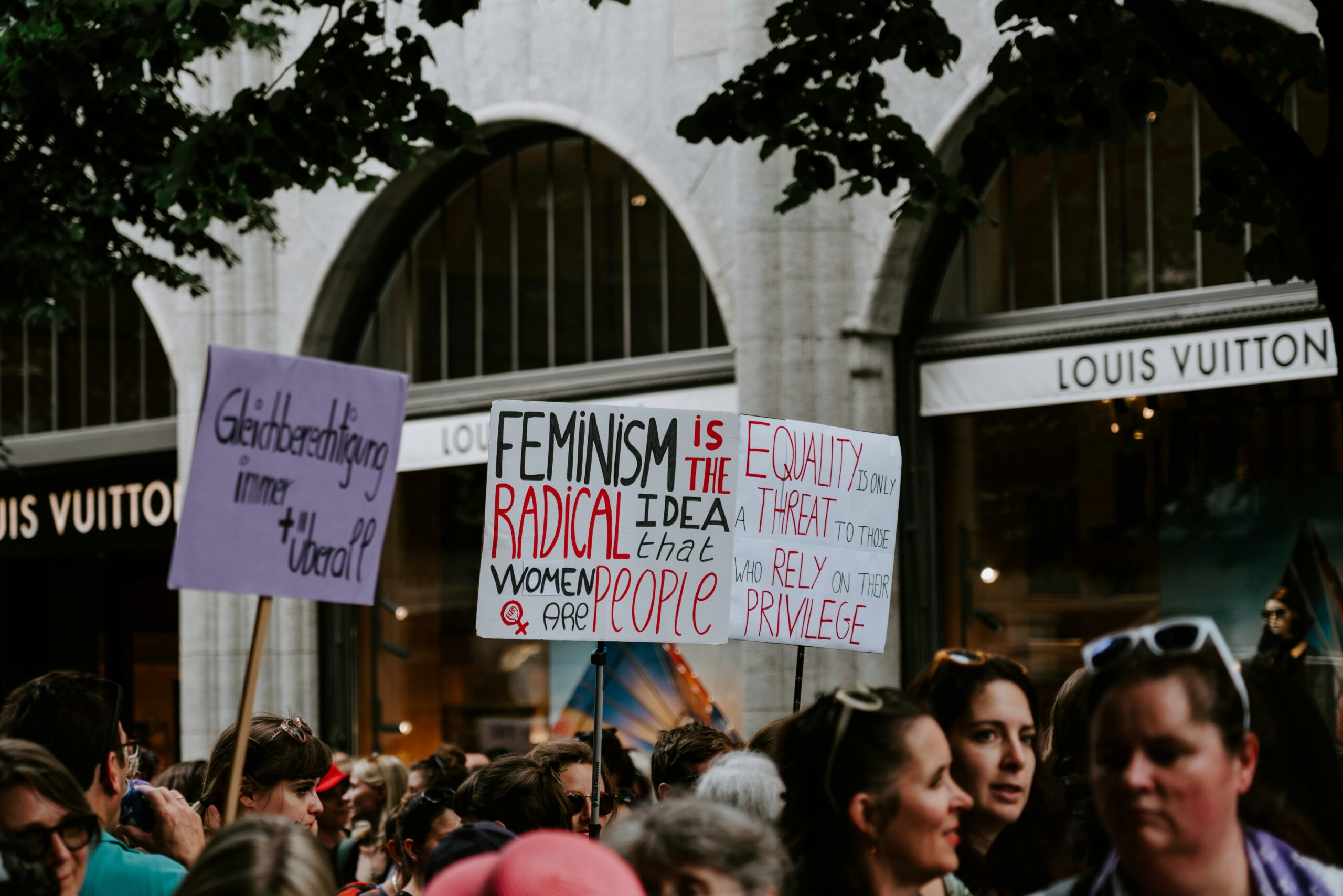 Manifestación pacífica por el feminismo silencioso en la ciudad