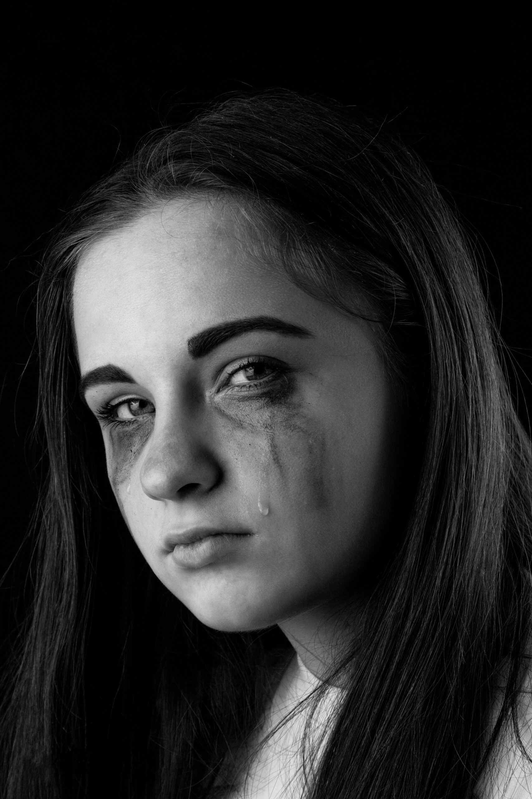 Fotografía artística sobre el impacto del abuso emocional en las relaciones.