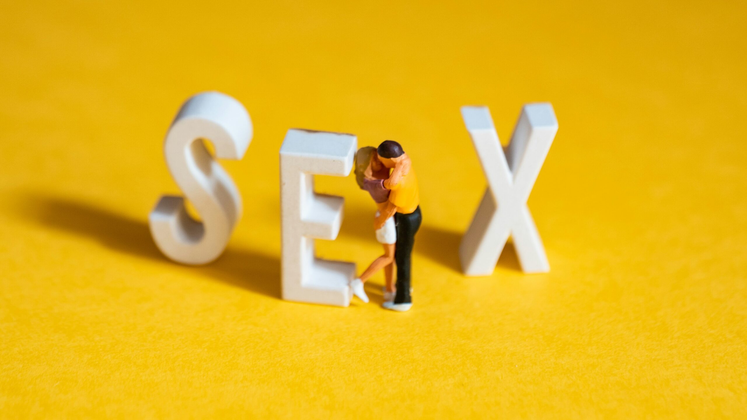 Imagen que muestra potencial pareja adicta al porno sobre un texto que indica sexo