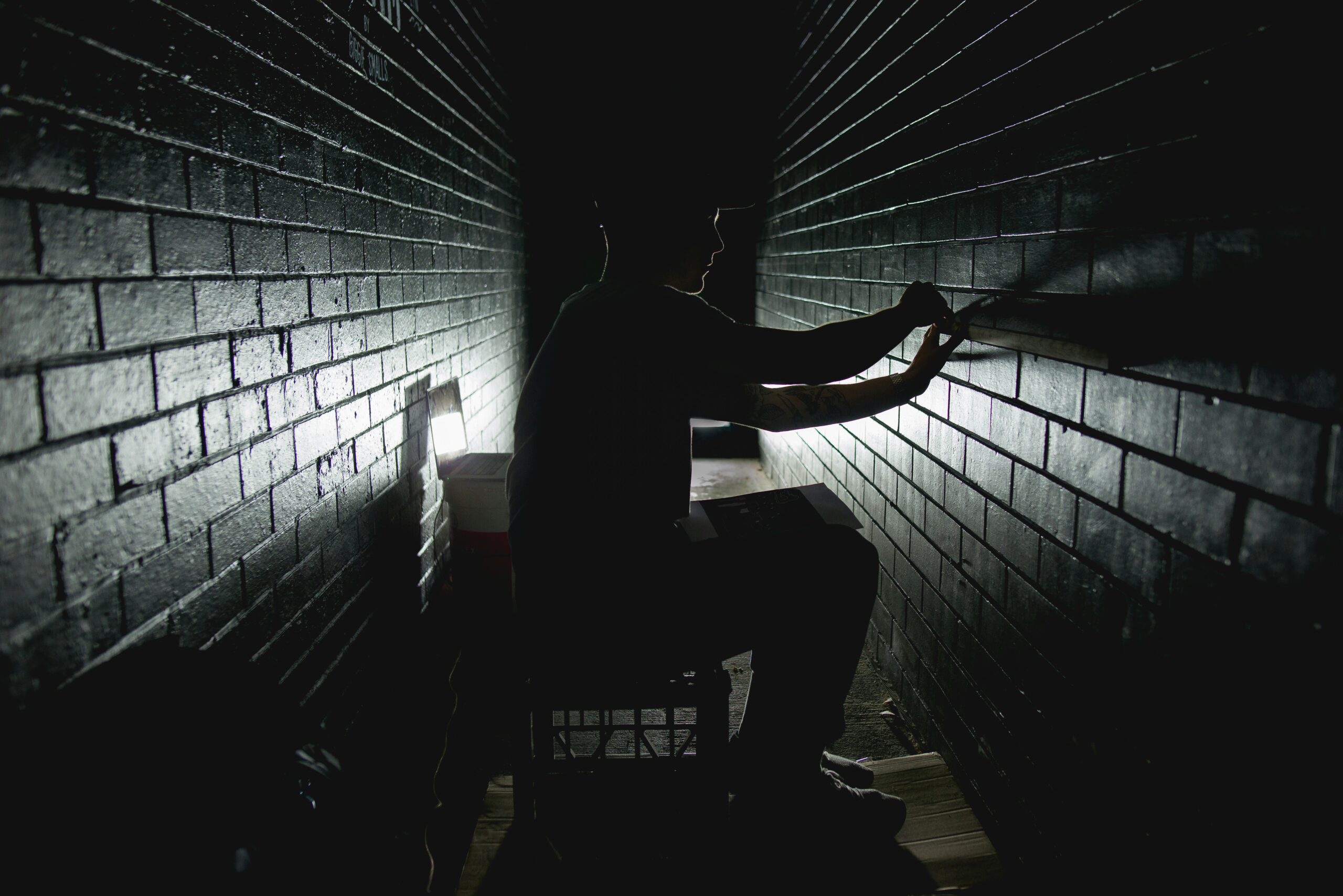 Hombre en pasillo oscuro relacionado con psicología criminal