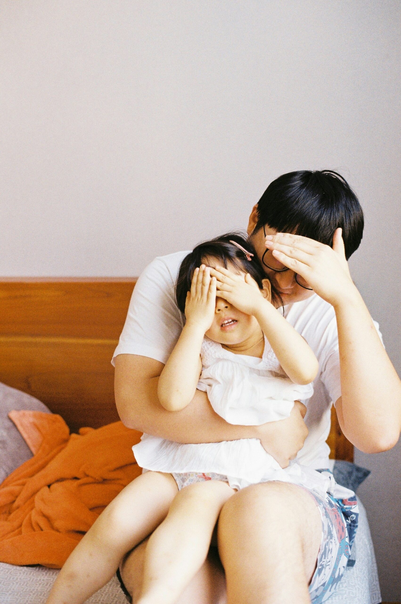 Padre con niña y relación con señales de padres tóxicos.