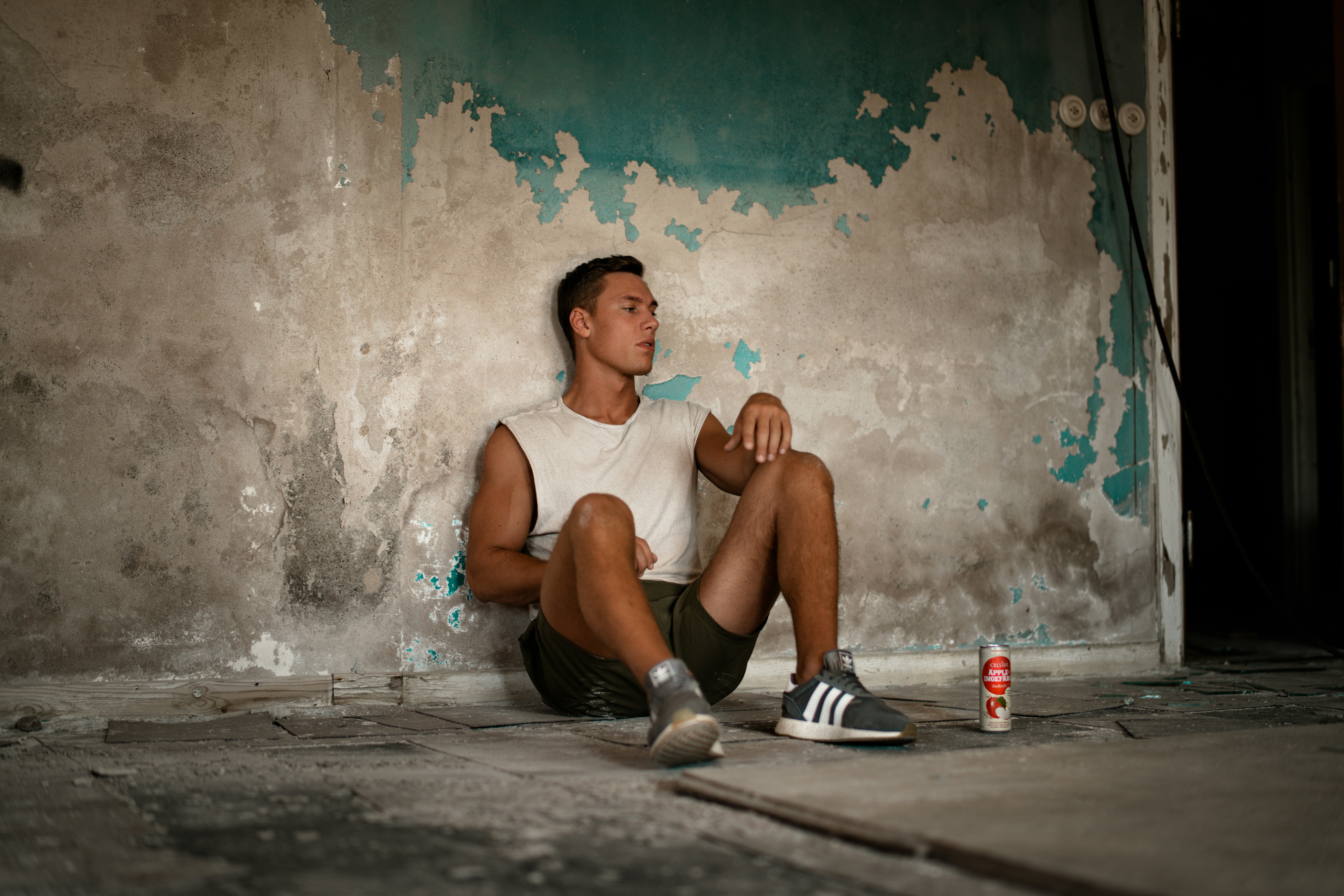 Hombre reflexionando sobre qué lo motiva y cómo superar la ludopatía en jóvenes