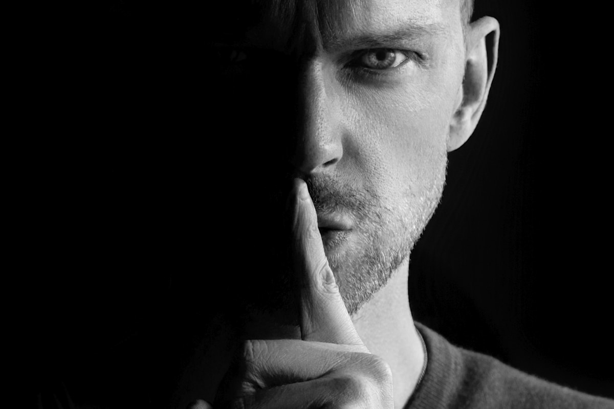 persona acallando un chisme