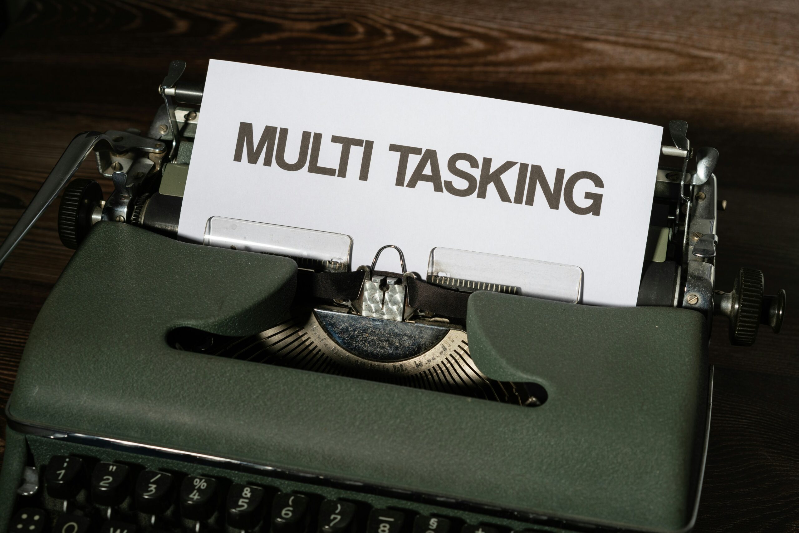 Máquina de escribir con papel, símbolo de productividad sin multitasking.