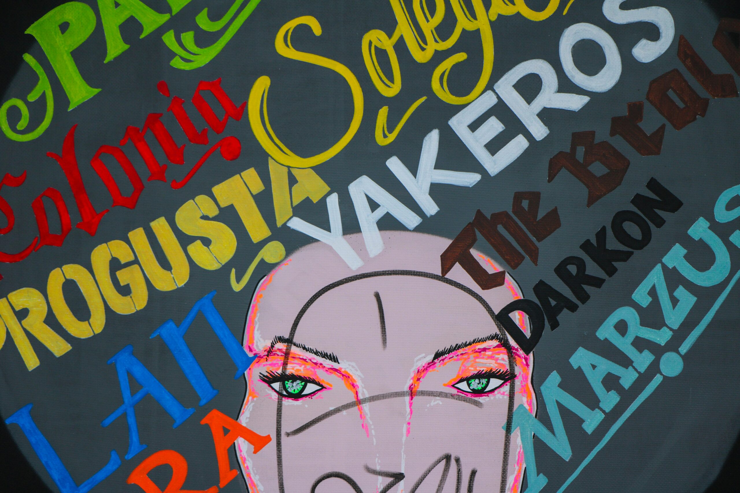 Arte callejero en Berlín que promueve el lenguaje inclusivo junto a una tienda.