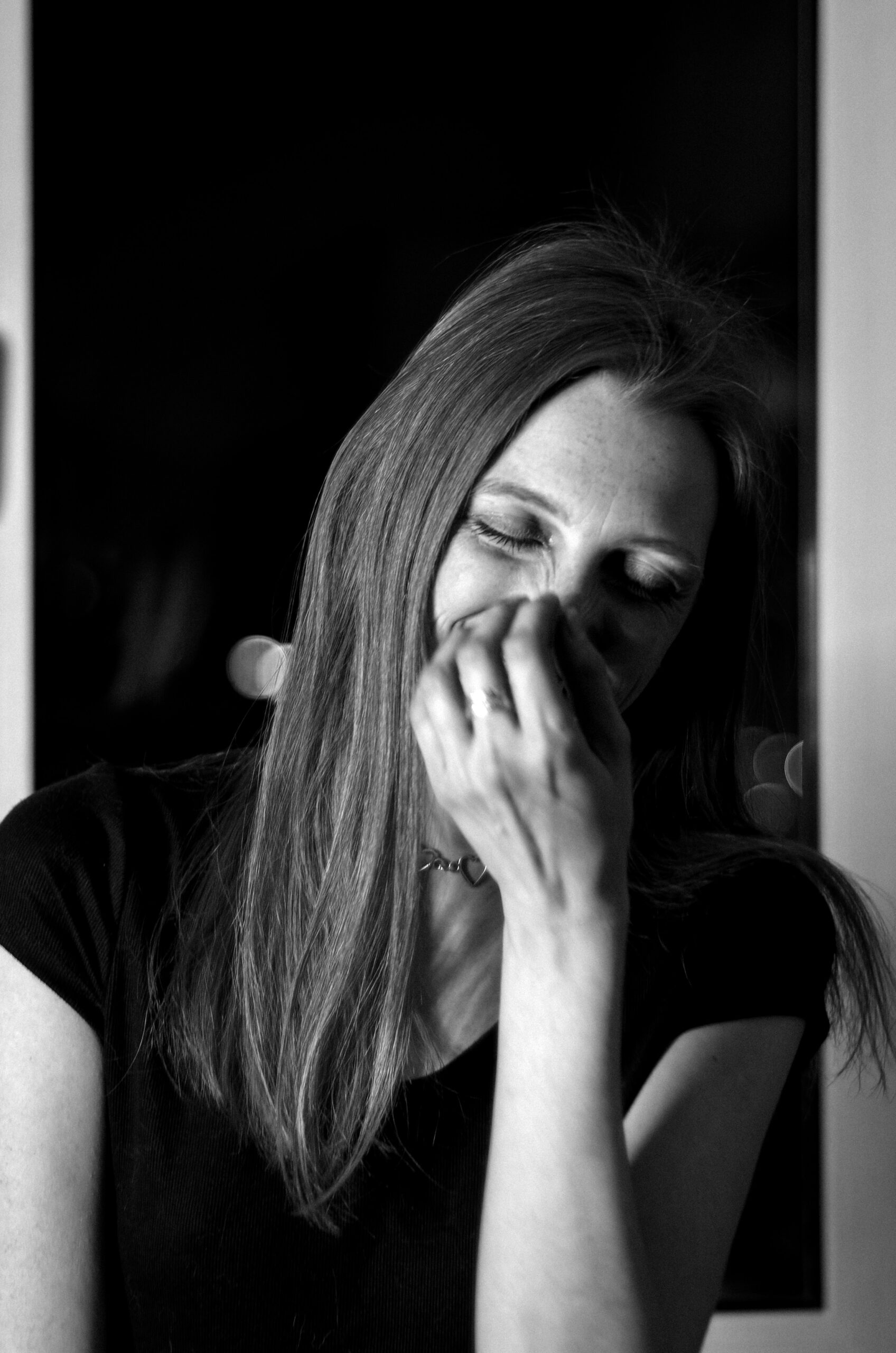 Guía Emocional para Mujeres: Cómo Regular tus Estados de Ánimo 1 Mujer practicando regulación emocional al cubrir su boca