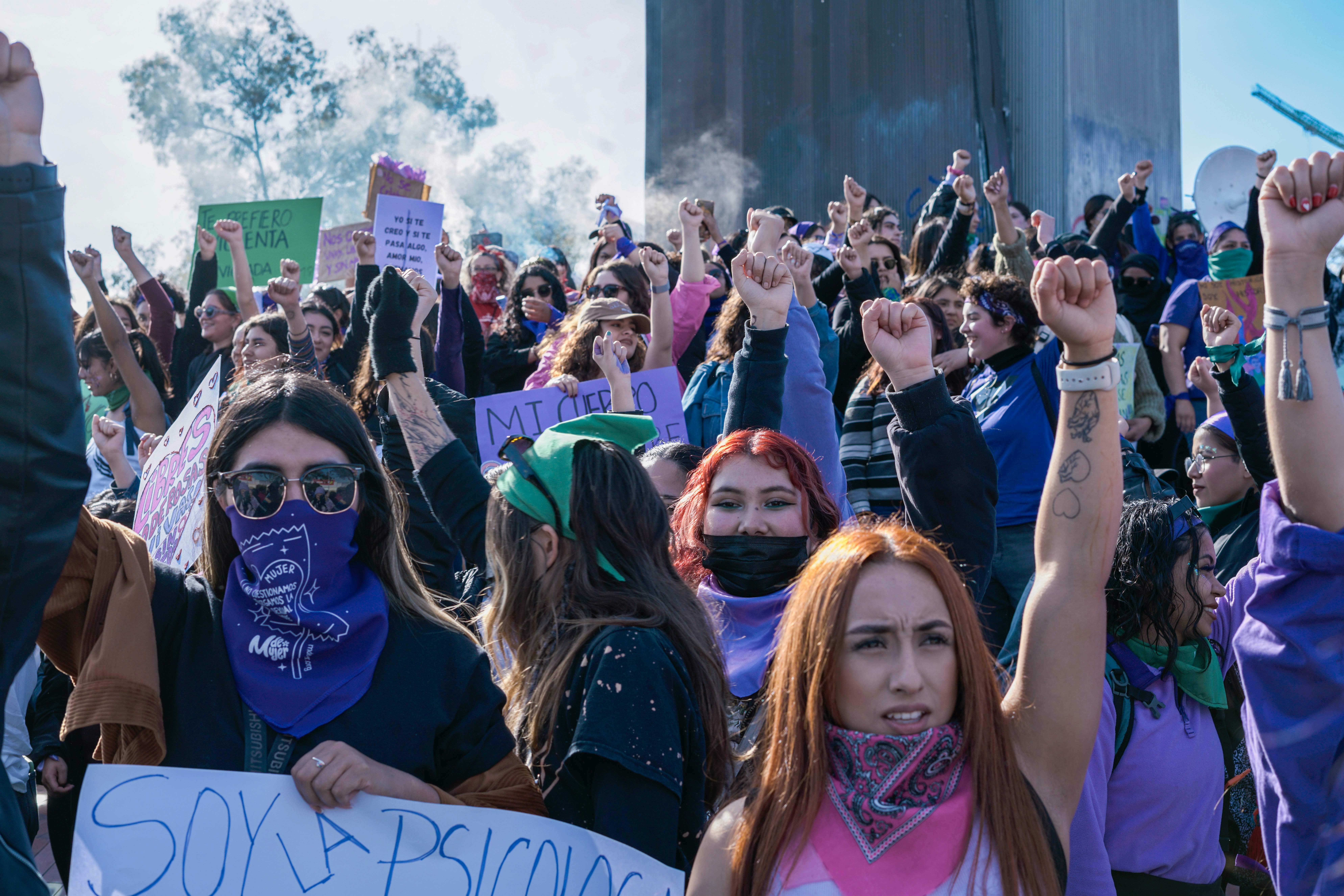 Feminismo interseccional: La REVOLUCIÓN que está transformando Latinoamérica 1 Grupo de personas sosteniendo pancartas en protesta por feminismo interseccional