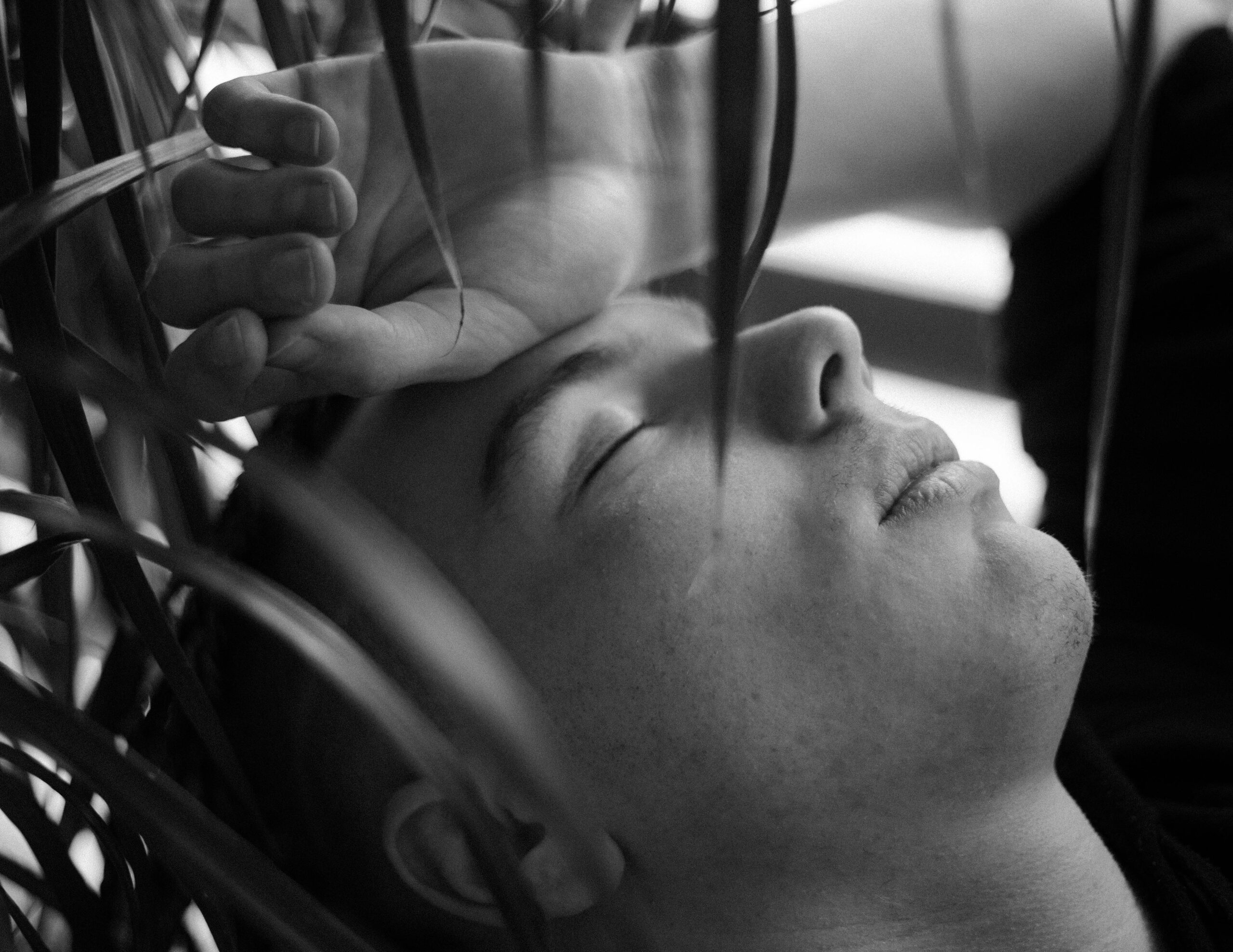 Terapia cognitivo-conductual: la solución que nadie te dijo para superar el splitting 1 Mujer reflexionando durante una sesión de terapia cognitivo