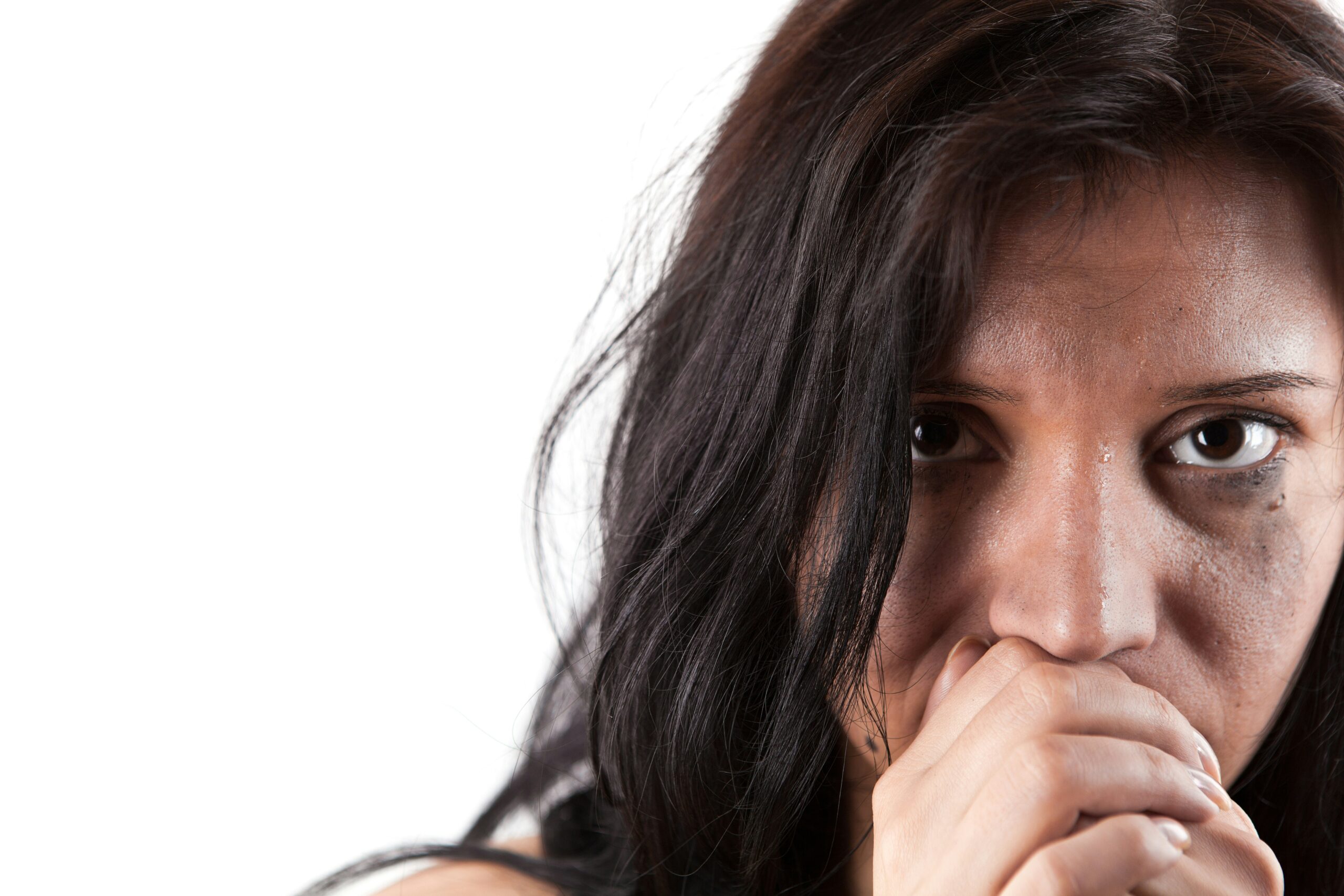 TDAH en mujeres: los síntomas que todos están pasando por alto 1 Mujer con TDAH expresando sorpresa con las manos