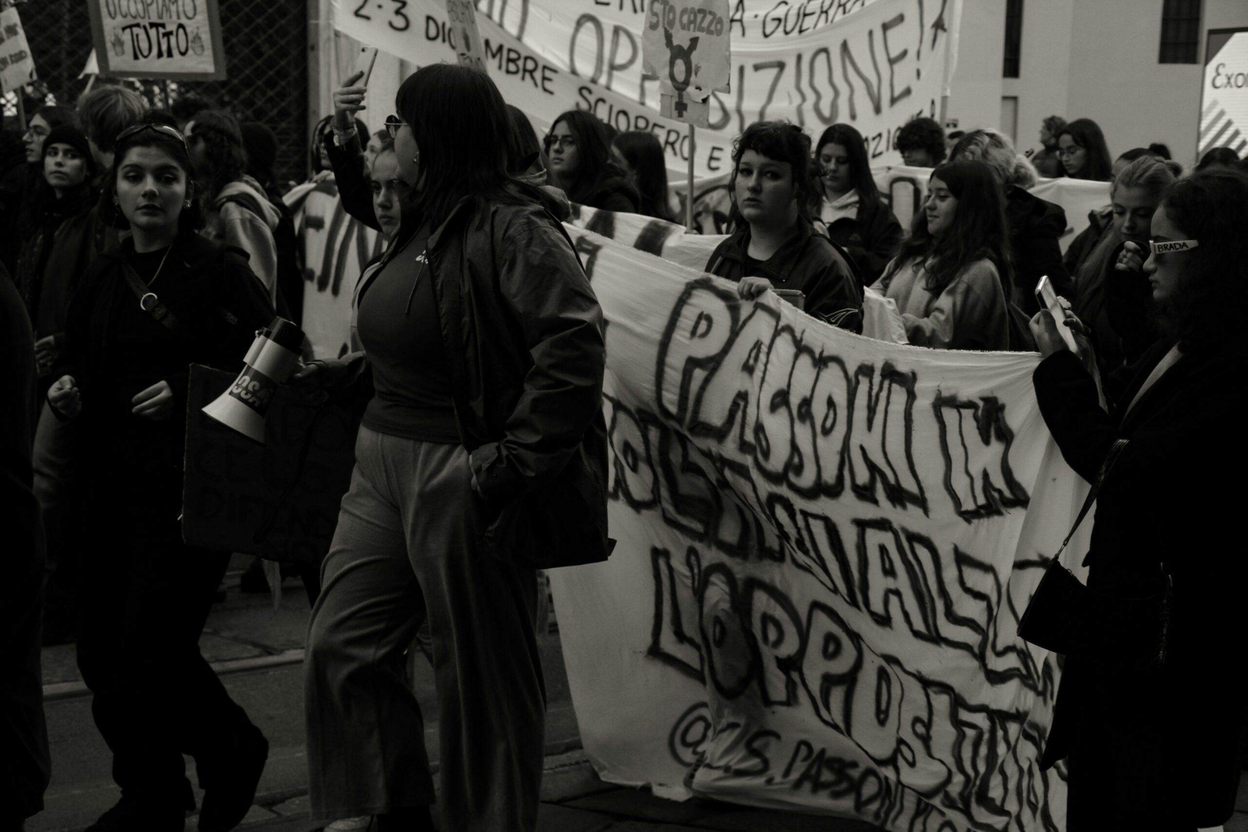 Narrativas feministas: la historia no contada de América Latina 1 Grupo sosteniendo pancartas sobre narrativas feministas